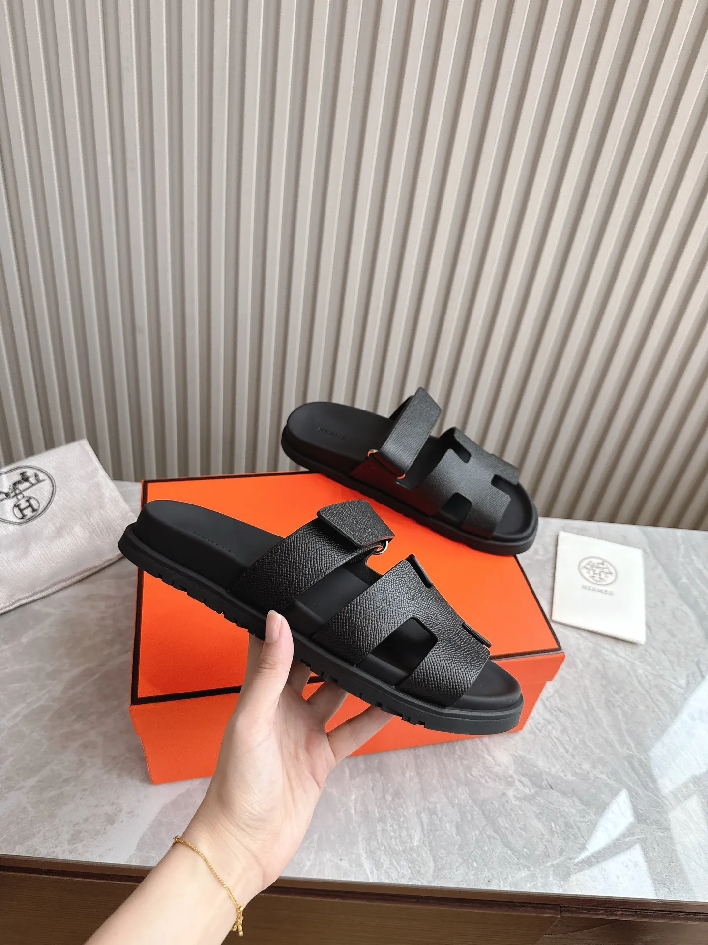 p480🐮🐮Couple model (top version) H family 2024 spring and summer new style HERMES Hermes' recently popular couple model pig nose angle sandals and slippers, paired with various colorful socks, popular. Upper: imported original deerskin (the genuine leather edging is not ordinary super migration). Lining: imported genuine leather. Outsole: Tpu non-slip and wear-resistant outsole. Size: Female 35-42 (40/42 non-returnable and non-exchangeable) Male size: 39-45 (45 non-refundable and non-exchangeable)